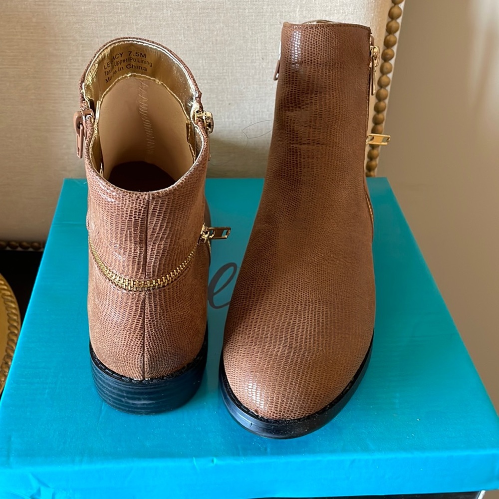 Brand new women’s Bellini boots in chestnut color. Size 7.5